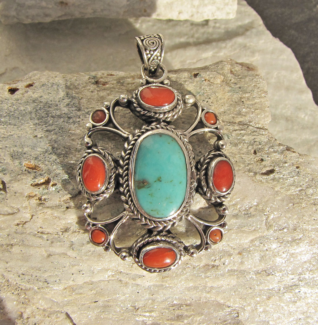Türkis Koralle Anhänger im Ethno Look Silberschmuck